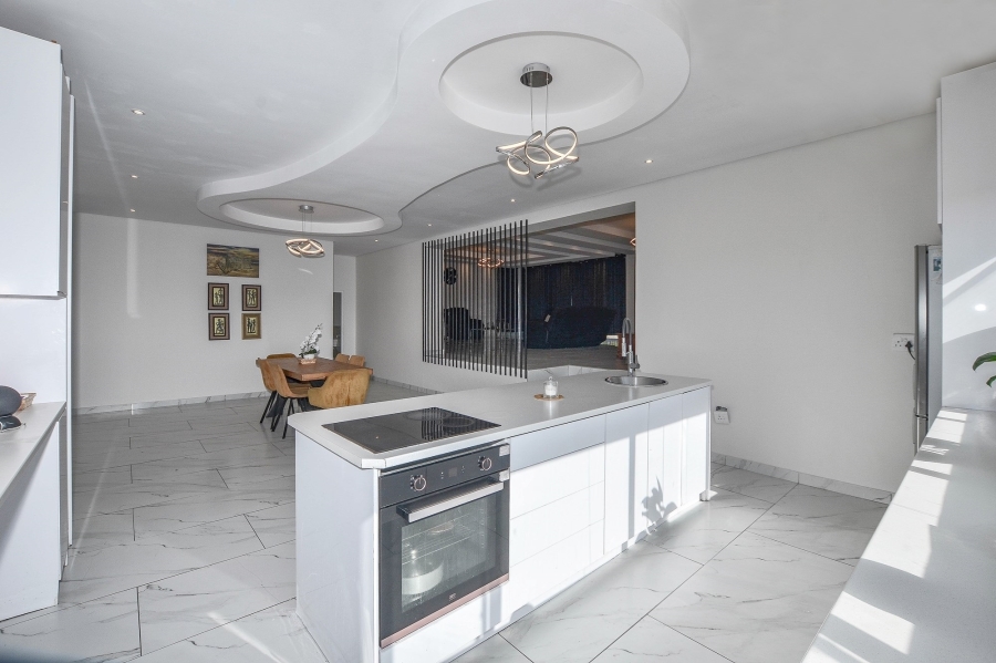 8 Bedroom Property for Sale in Kenridge Western Cape